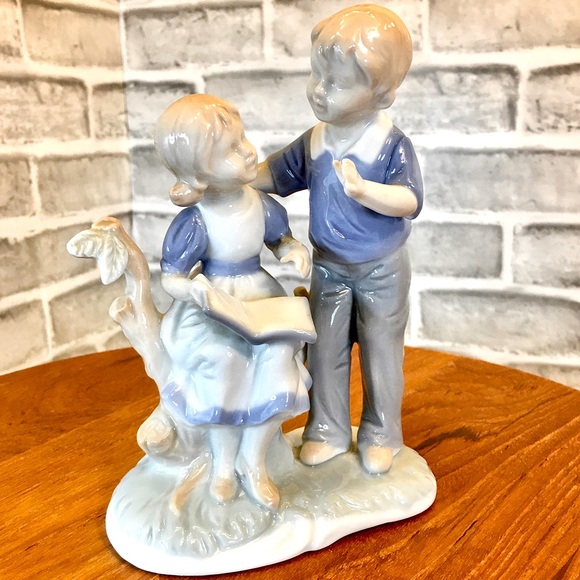 Ceramic Children at Story Time - Picture 1 of 10